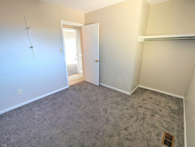 Building Photo - 5 Bedroom Three Bath, Great Location