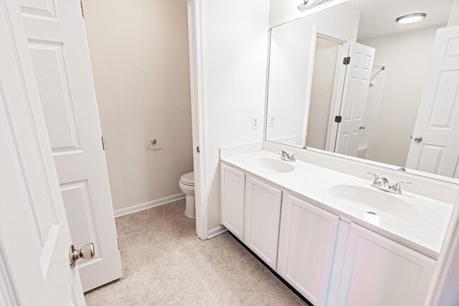 Building Photo - Exceptionally Nice 3 BR 2.5 BA Townhome in River Walk