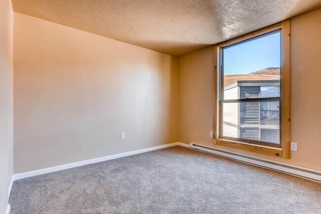 Building Photo - 390 Straight Creek Dr