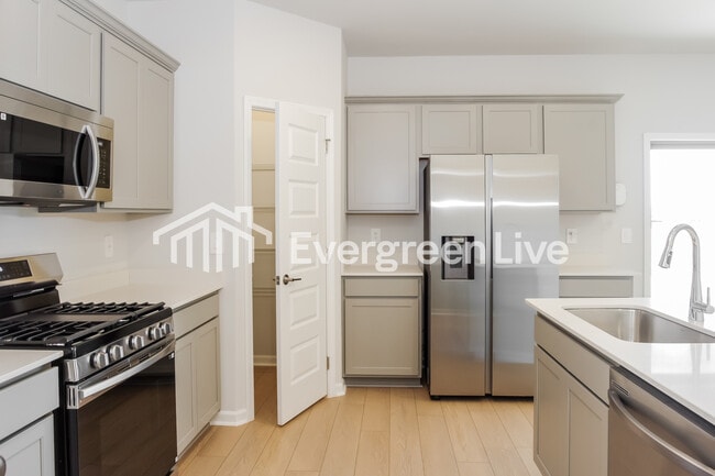 Building Photo - 16907 Whispering Pnes Dr