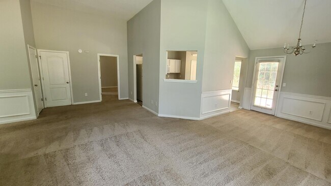 Building Photo - 1593 Queen Elizabeth Dr