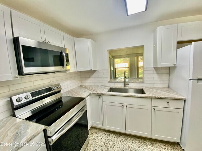 Building Photo - 57 NW Shannon Ave