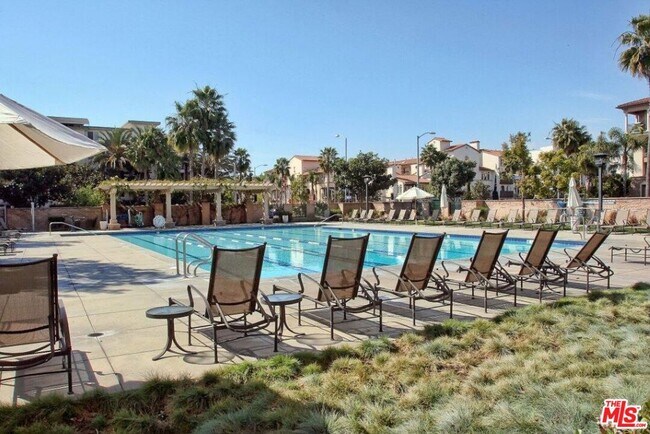 Building Photo - 5350 Playa Vista Dr