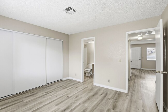 Building Photo - 2 bed, 2 bath Condo Right outside of Summerlin!