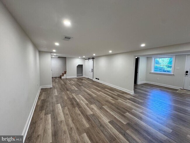 Building Photo - 765 Farnum Rd