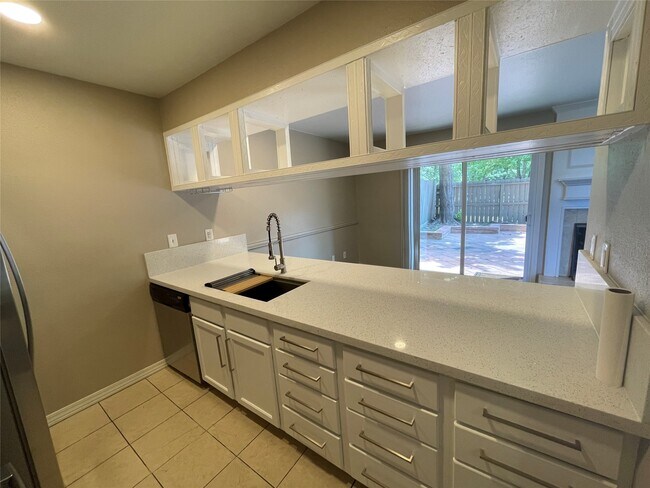 Building Photo - 12315 Glenview Dr