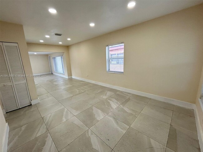 Building Photo - 610 E 8th Ave