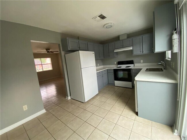 Building Photo - 11-25 1/2 N 25 1/2 St