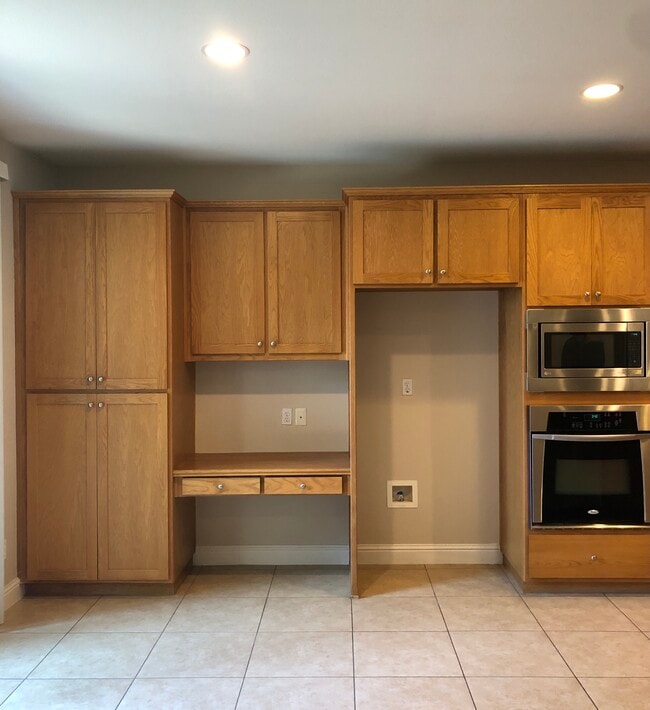 Building Photo - 550 Triple Crown Ct