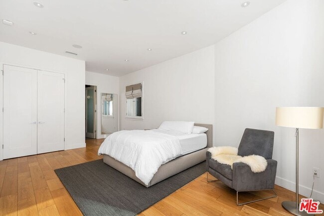 Building Photo - 429 N Lucerne Blvd