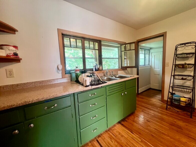 Kitchen - 819 1/2 Carney Ave