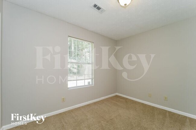 Building Photo - 6093 Lynwood Dr