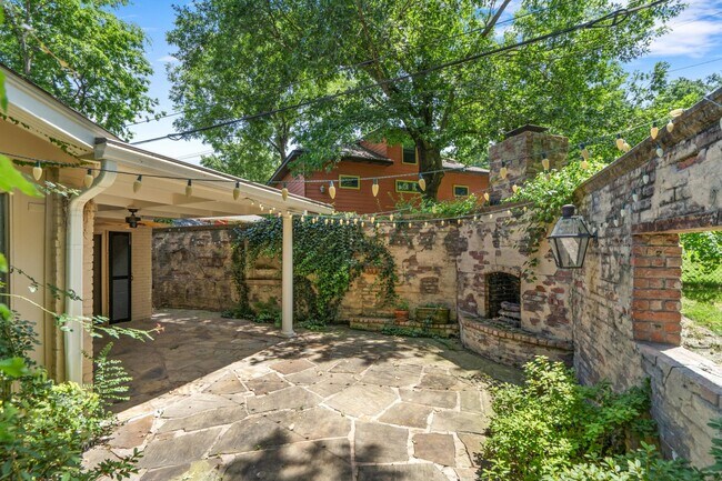 Building Photo - Totally renovated open concept with vaulted ceilings