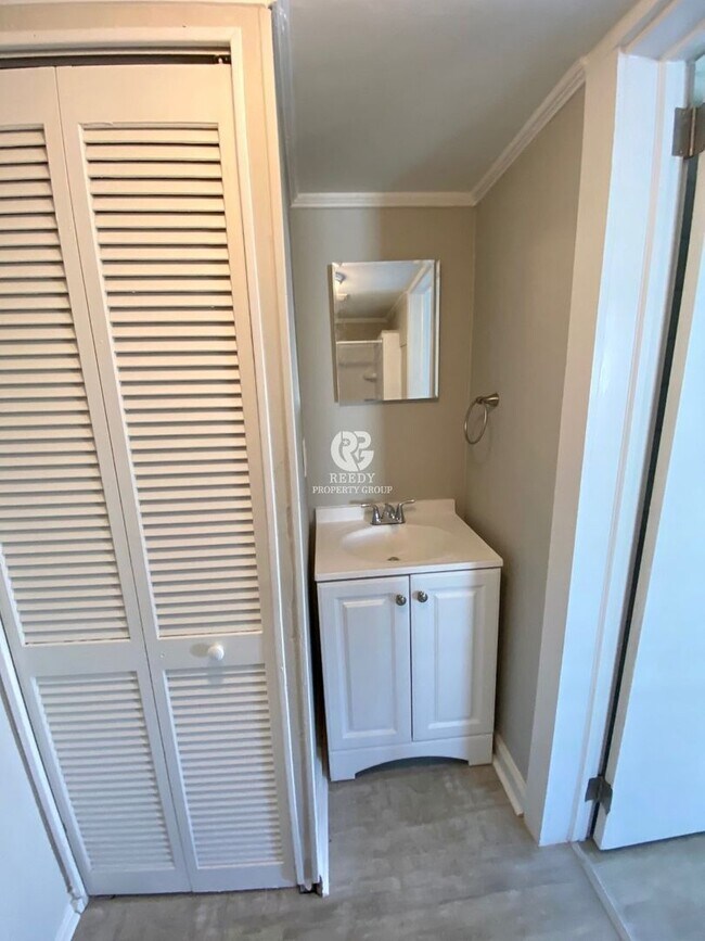 Building Photo - Remodeled 2 bedroom / 1 bathroom home available now!