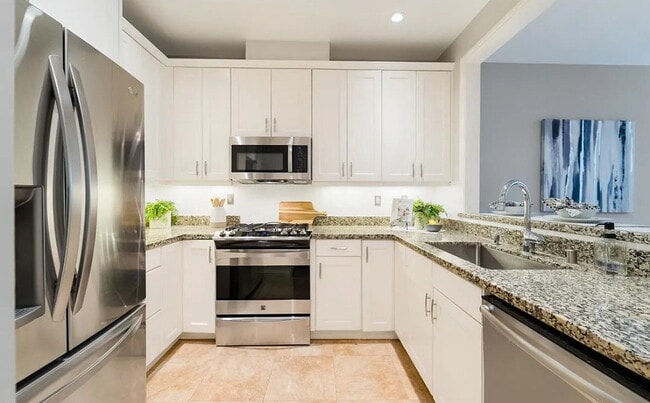 Building Photo - Incredible spacious and bright condo in gr...