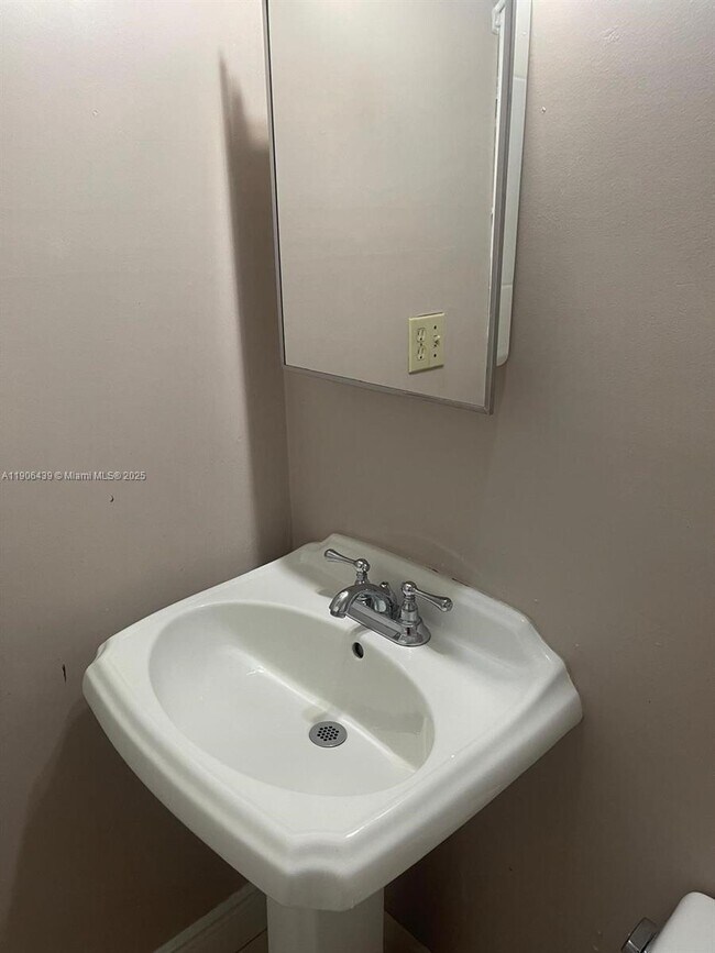 Building Photo - 8635 SW 102nd Ave