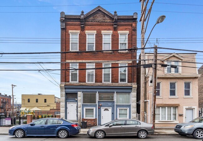 Building Photo - 2405 Sarah St