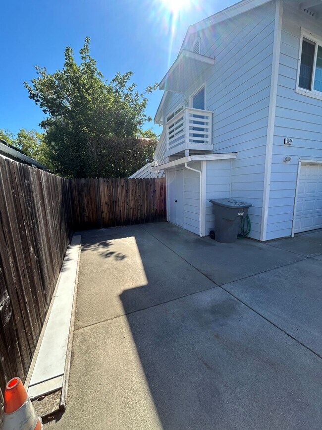 Building Photo - 204 Toyon Ln