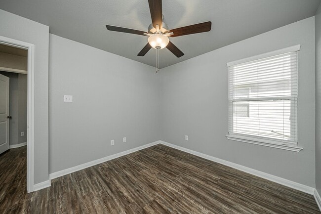 Building Photo - 525 Fallbrook Dr