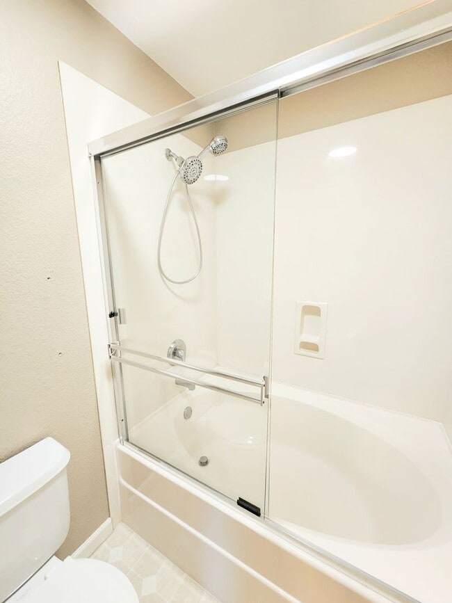 Building Photo - Spacious Townhouse in San Mateo