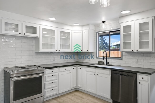 Building Photo - Charming 3-Bed, 2-Bath Remodeled Home in Prime Edmonds Location!