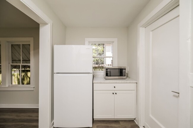 Building Photo - 1 bedroom / 1 bath ~ Just Renovated & Move...