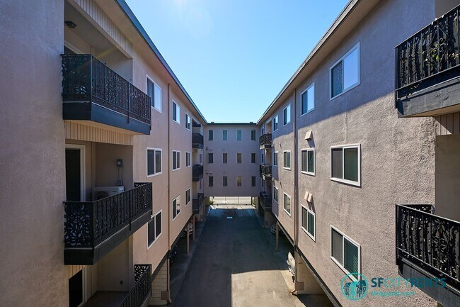 Building Photo - Redwood City: Remodeled Studio w/ Laundry In Unit & Parking Included