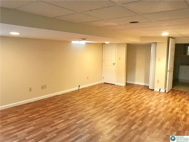 Building Photo - 425 Bank St