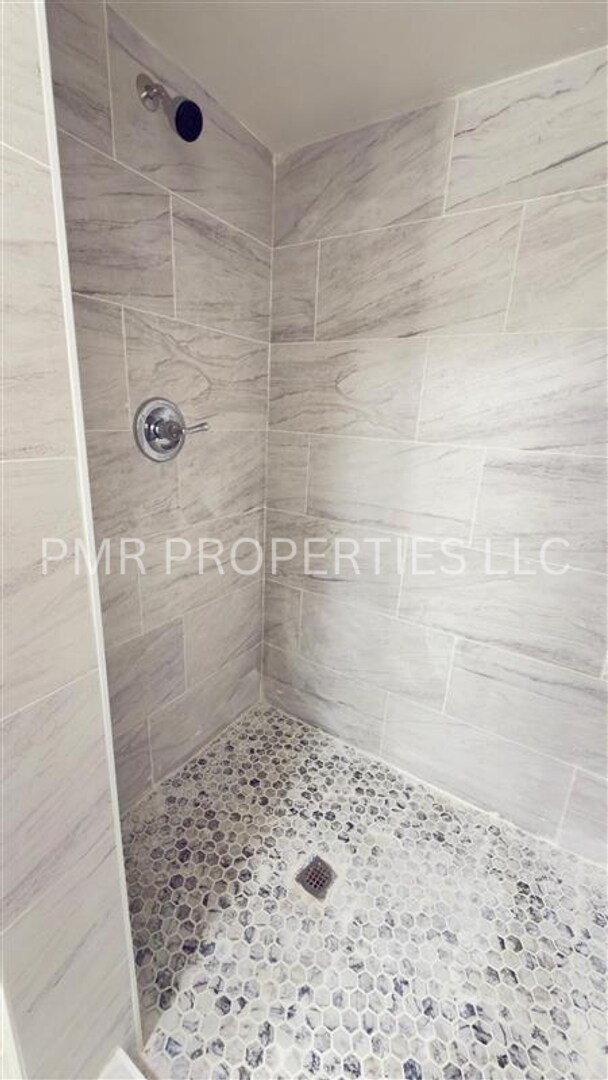 Building Photo - 2 Bedroom/ 1 Bathroom- House