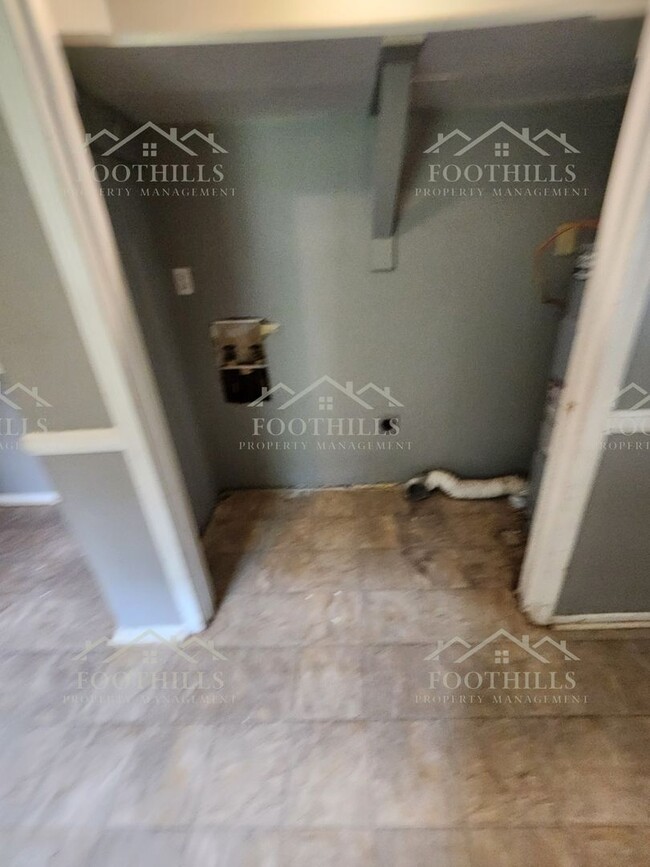 Building Photo - Move-In Ready 3BR Home with New Carpet, Ga...