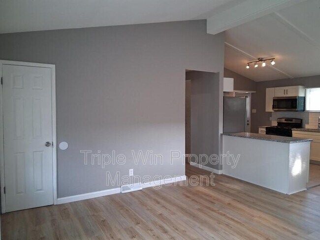 Building Photo - 524 Acorn Dr