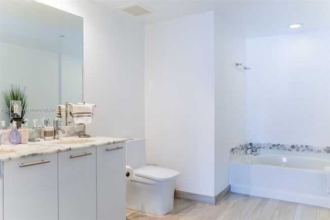 Building Photo - 950 Brickell Bay Dr
