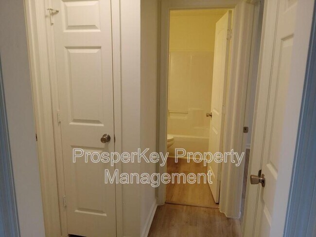 Building Photo - 11 Hidden Valley Ct