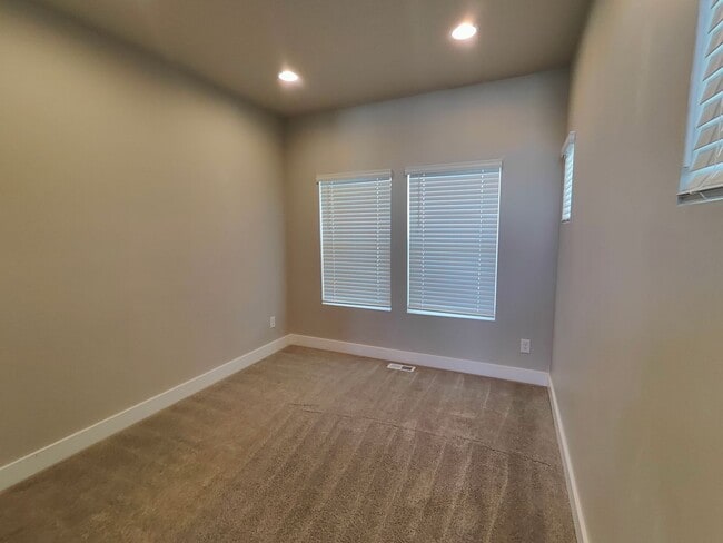 Building Photo - Spacious 6 Bed, 3.5 Bath Home in Clinton, UT