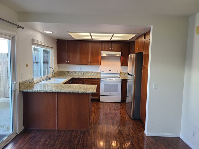 Building Photo - Spacious Two story 3 bed 2.5 baths + 2 car garage in great school district.