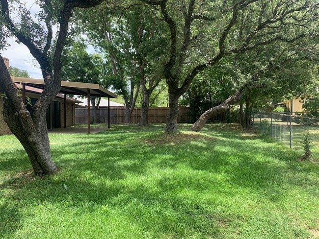 Building Photo - Cozy and Quaint 2 bedroom 2 bath with bonu...
