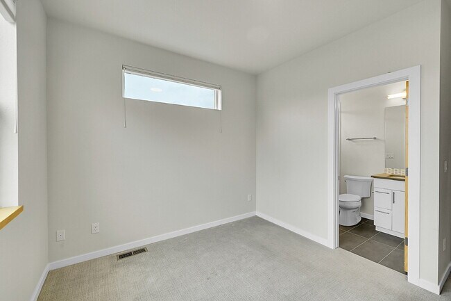 Building Photo - $2,895.00, 3 bedrooms, 3.5 baths, located ...