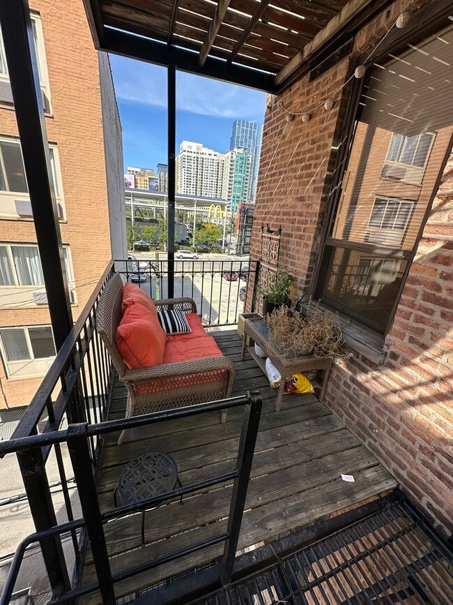 Building Photo - 536 N Clark St