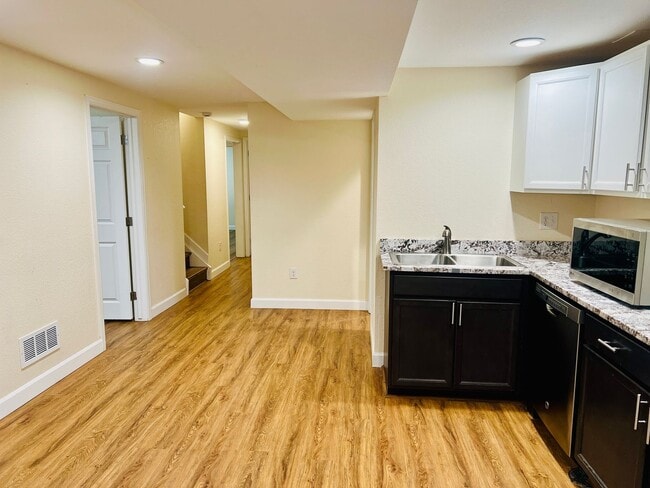 Building Photo - 3 Bed-1 Bathroom Available in Anshutz Medical Center Area - Duplex lower unit