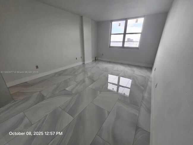 Building Photo - 500 Bayview Dr