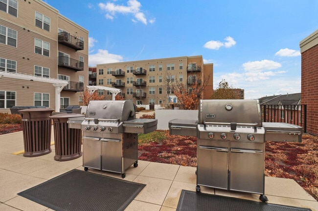 Building Photo - 256 N Addison Ave