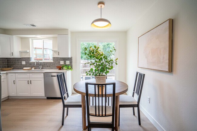 Building Photo - Charming Fully Remodeled 2 Bedroom, 1 Bath Duplex