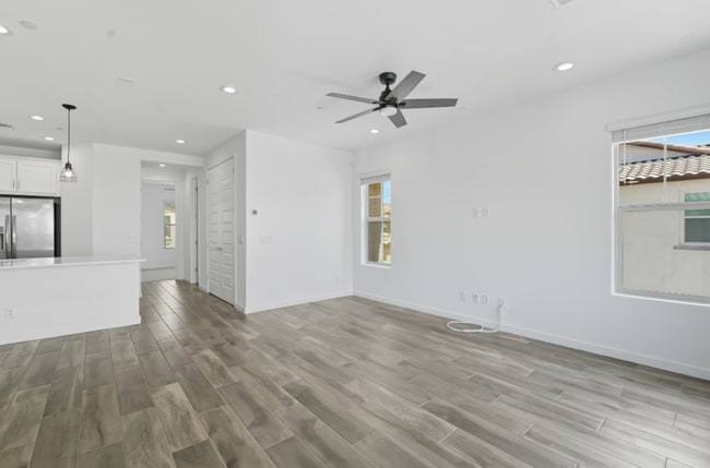 Building Photo - *Like Brand New Luxurious Modern 3 Bedroom 2 Bath Townhome in Warner Meadows!**
