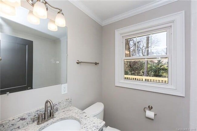 Building Photo - Beautiful 3 Bedroom Brick Home Near Uptown Charlotte