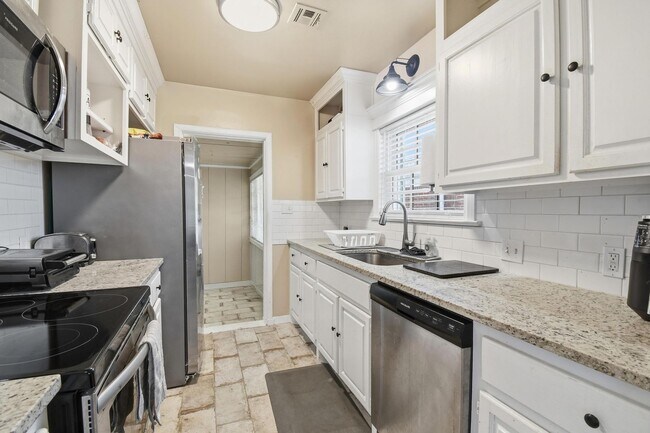 Building Photo - Spacious Home near I-244