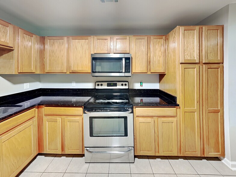 Building Photo - 1020 Camelot Dr