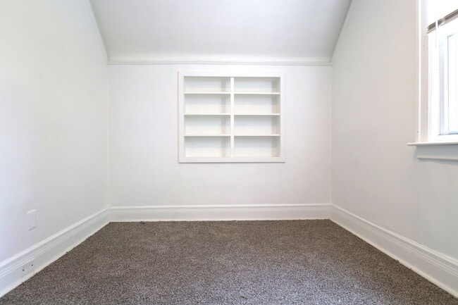 Building Photo - $1,300 - Newly 3 Bedroom 2 Bath
