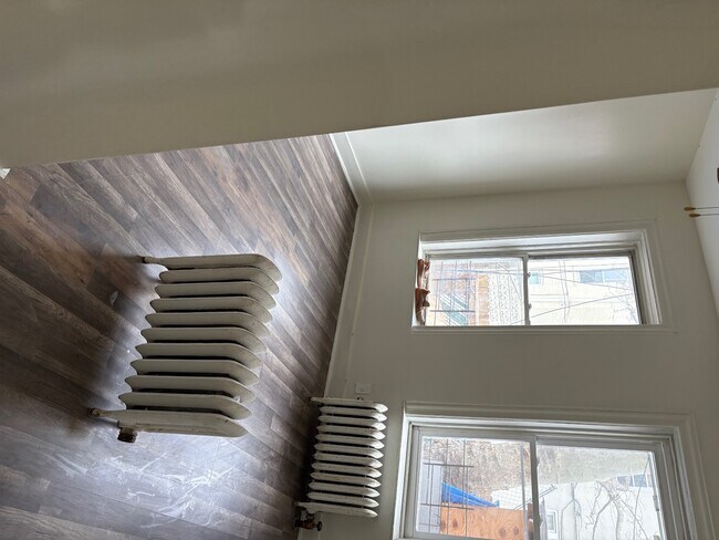 Building Photo - 290 E 93rd St