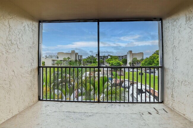Building Photo - 4 Royal Palm Way