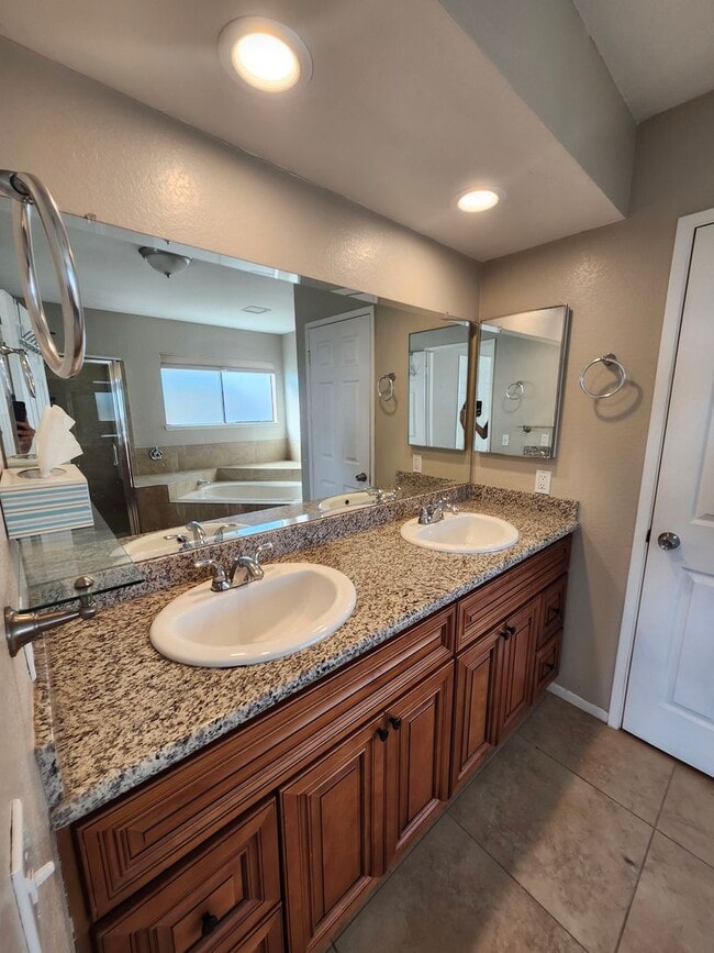 Building Photo - Charming Single-Story Home